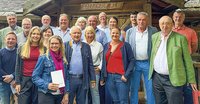 Tourismusdirektor Dieter Weinzierl (vorne links), Bürgermeister Jürgen Fundke (Dritter von rechts) und Clubpräsident Alois Hartl (Zweiter von rechts) zusammen mit den erfolgreichsten Spielern des Turniers. 