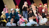 Sieglinde Feldhofer und Ensemble; Foto Gerhard Maly