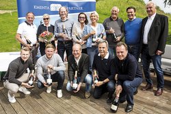 Alle Sieger mit Sponsoren und Präsident. 