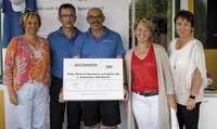 (v.l.n.r.) Margot Steffan (i.V. der Familie Frager), Dietmar Buxbaum, Helmut Zauner (alle care@automation), Elke Kohl (Kinder- und Familientrauerbegleitung), Jutta Schatz (GC Klopeiner See) 