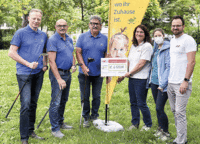Die Veranstalter präsentieren die Spendensumme von 10.200,- Euro. (v.l.: Schatzmeister Peter Dziergas; Elke Kohl, Kindertrauerbegleitung; Präsident Erich Kronfuß, Schriftführer 